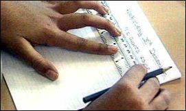 Mani di persona con disabilit che scrivono su un foglio