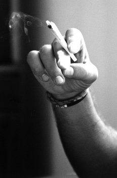 MANO_fumo.jpg (10221 byte)